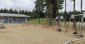 Alakoulun leikkikenttä. Pääasiassa kentällä keinuvat ja kiipeilevät oppilaat eskareista 5. luokkaan saakka.