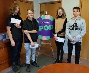 Kuvassa Koulukolmion oppilaita saamassa matematiikkakilpailun palkintoa. kolme oppilasta oli kutsuttu POP-pankille saamaan palkintoa.